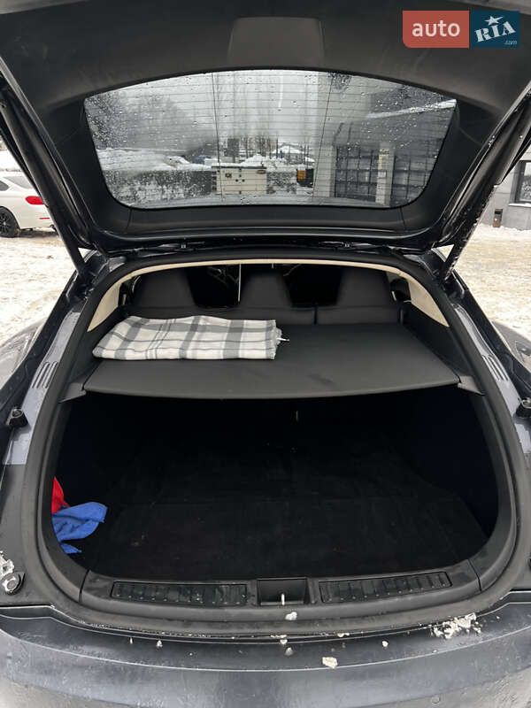 Лифтбек Tesla Model S 2015 в Львове