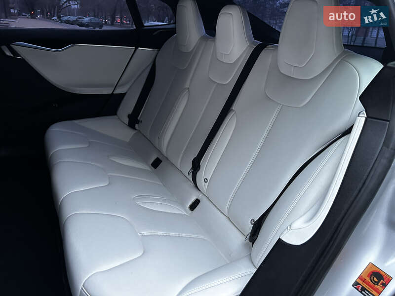 Лифтбек Tesla Model S 2017 в Николаеве