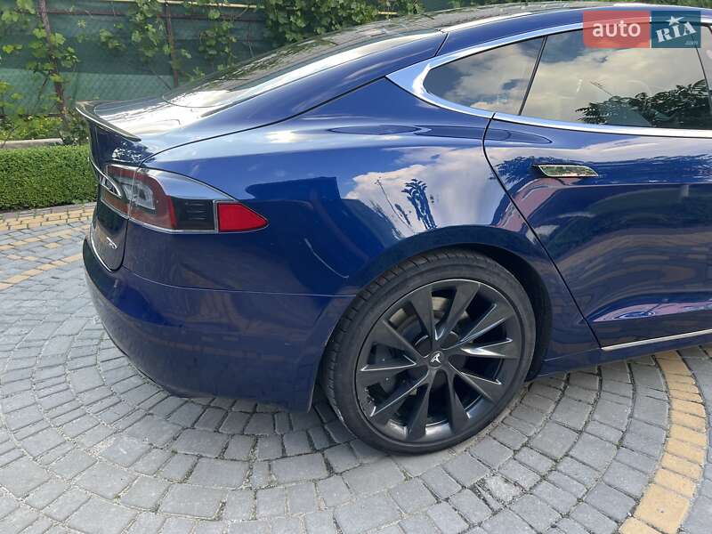 Лифтбек Tesla Model S 2018 в Киеве