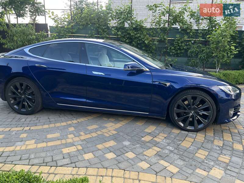 Лифтбек Tesla Model S 2018 в Киеве