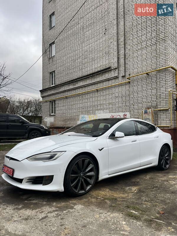 Лифтбек Tesla Model S 2016 в Львове