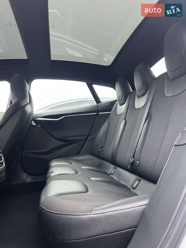 Лифтбек Tesla Model S 2016 в Львове