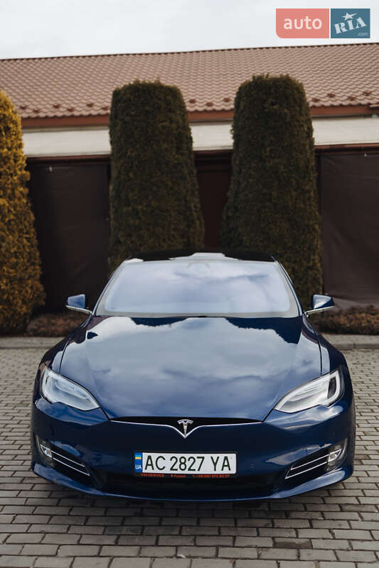 Лифтбек Tesla Model S 2017 в Львове