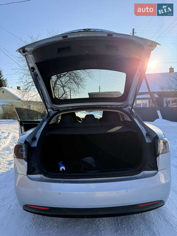 Ліфтбек Tesla Model S 2016 в Володимирі
