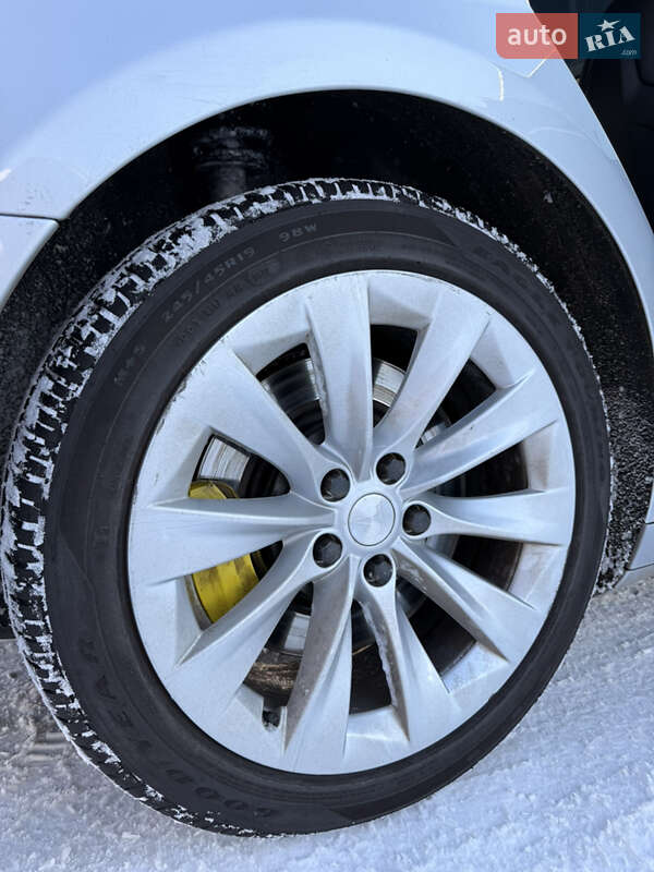 Ліфтбек Tesla Model S 2016 в Володимирі