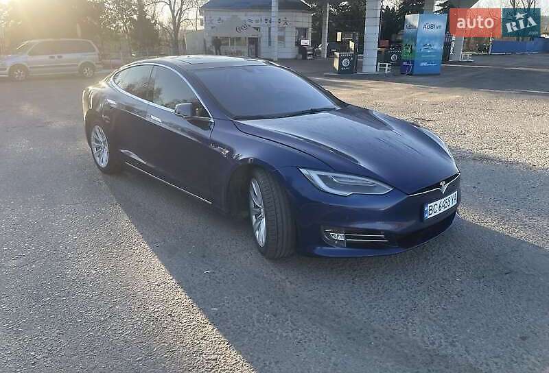 Ліфтбек Tesla Model S 2016 в Львові