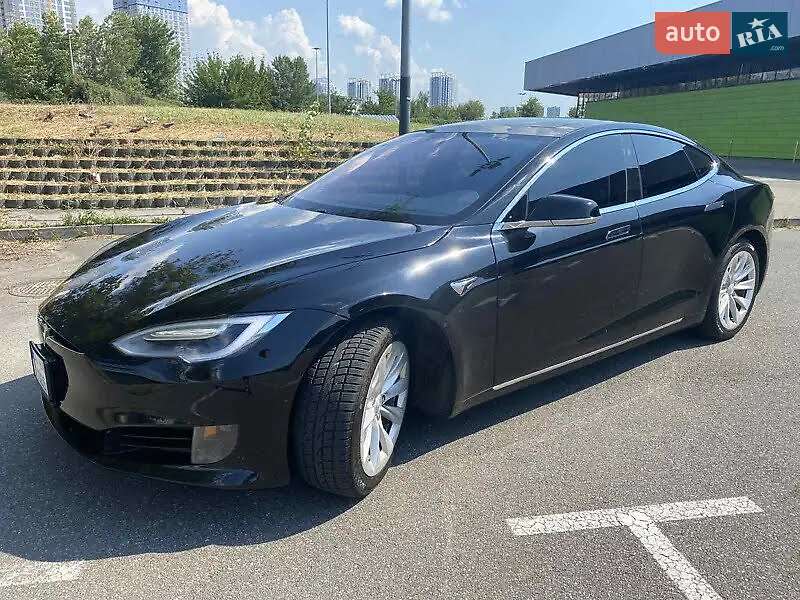 Лифтбек Tesla Model S 2016 в Киеве
