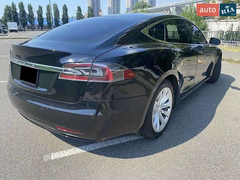 Лифтбек Tesla Model S 2016 в Киеве