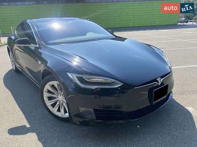 Лифтбек Tesla Model S 2016 в Киеве