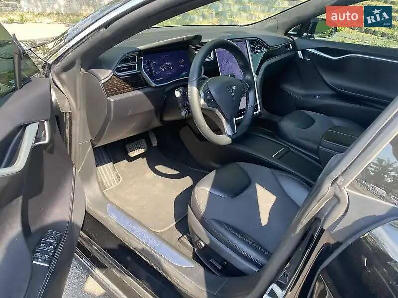 Лифтбек Tesla Model S 2016 в Киеве