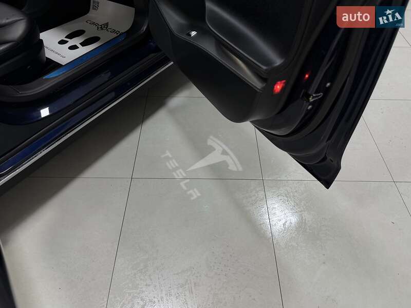 Лифтбек Tesla Model S 2015 в Дрогобыче