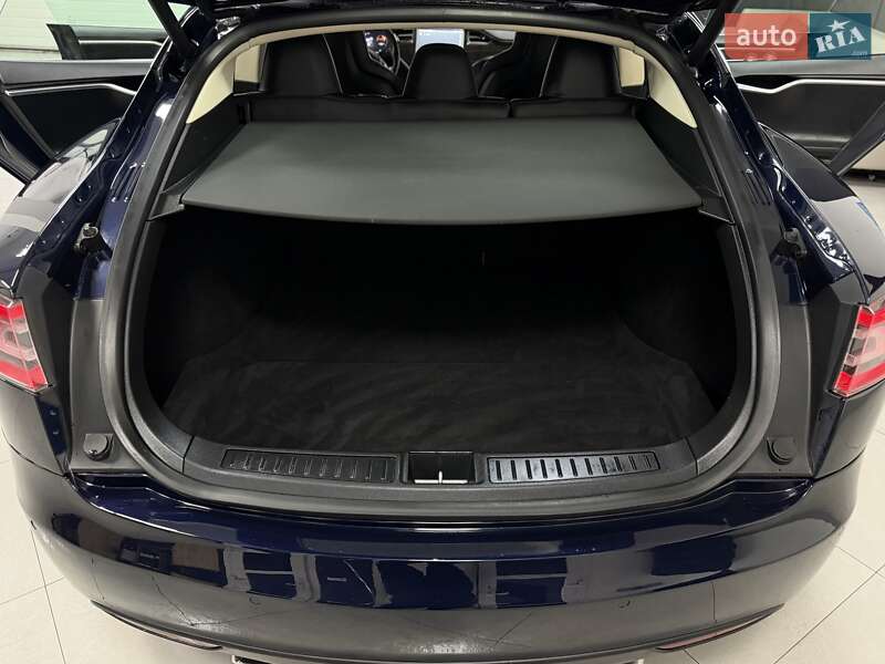 Лифтбек Tesla Model S 2015 в Дрогобыче