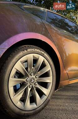 Лифтбек Tesla Model S 2016 в Луцке