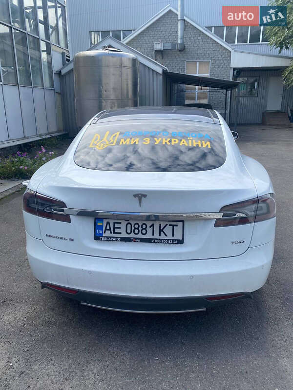 Ліфтбек Tesla Model S 2015 в Дніпрі фото 13 Ліфтбек Tesla Model S 2015 в Дніпрі