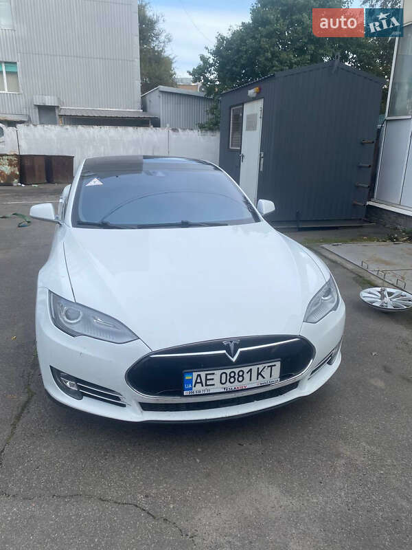 Ліфтбек Tesla Model S 2015 в Дніпрі фото 31 Ліфтбек Tesla Model S 2015 в Дніпрі
