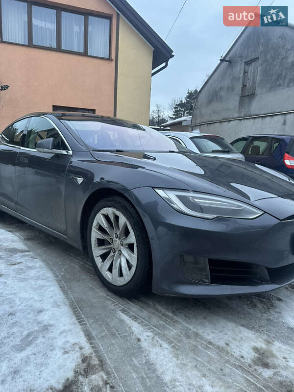 Лифтбек Tesla Model S 2017 в Львове