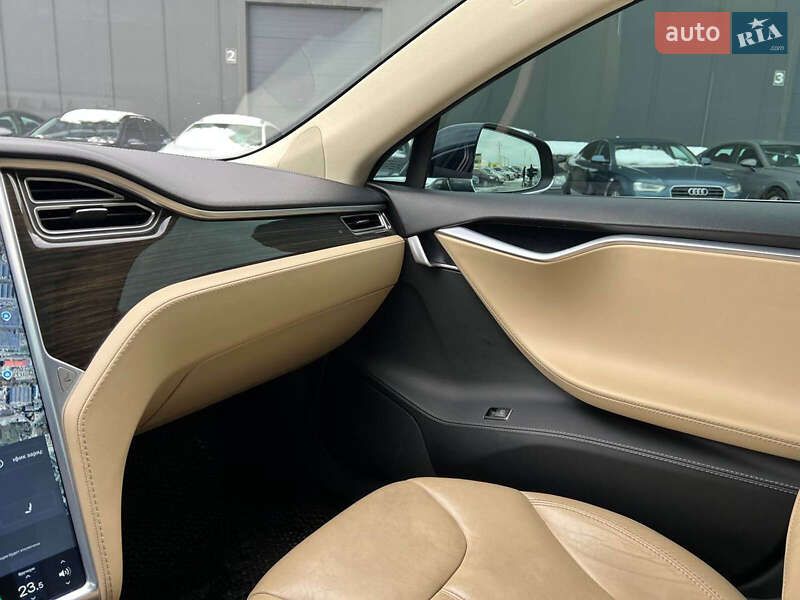 Ліфтбек Tesla Model S 2014 в Львові