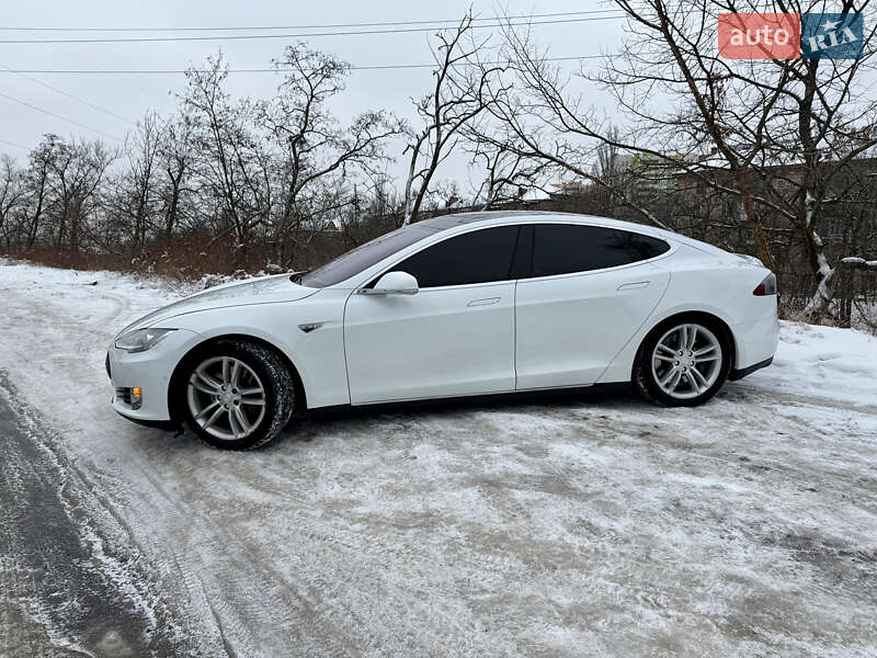 Лифтбек Tesla Model S 2015 в Киеве