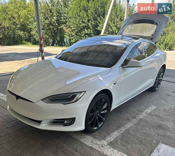 Лифтбек Tesla Model S 2018 в Днепре фото Лифтбек Tesla Model S 2018 в Днепре