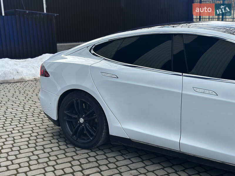 Лифтбек Tesla Model S 2016 в Ужгороде