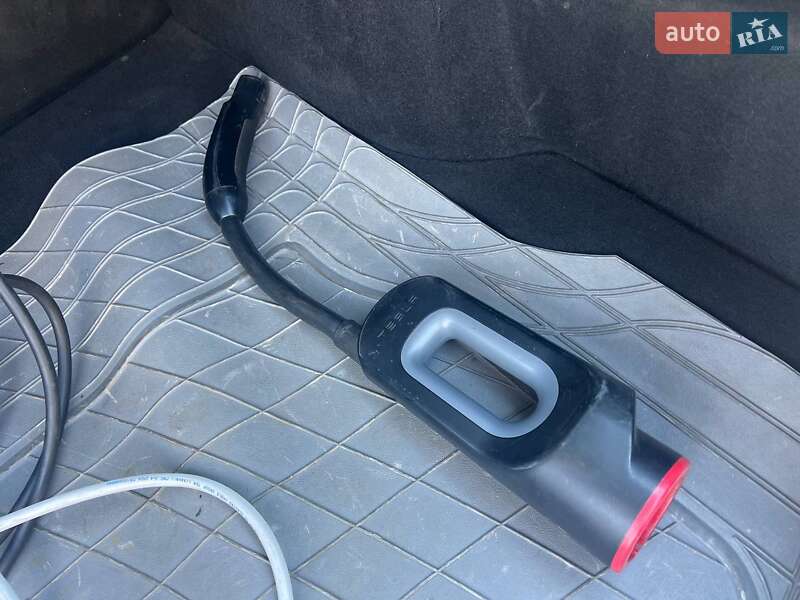 Ліфтбек Tesla Model S 2015 в Києві