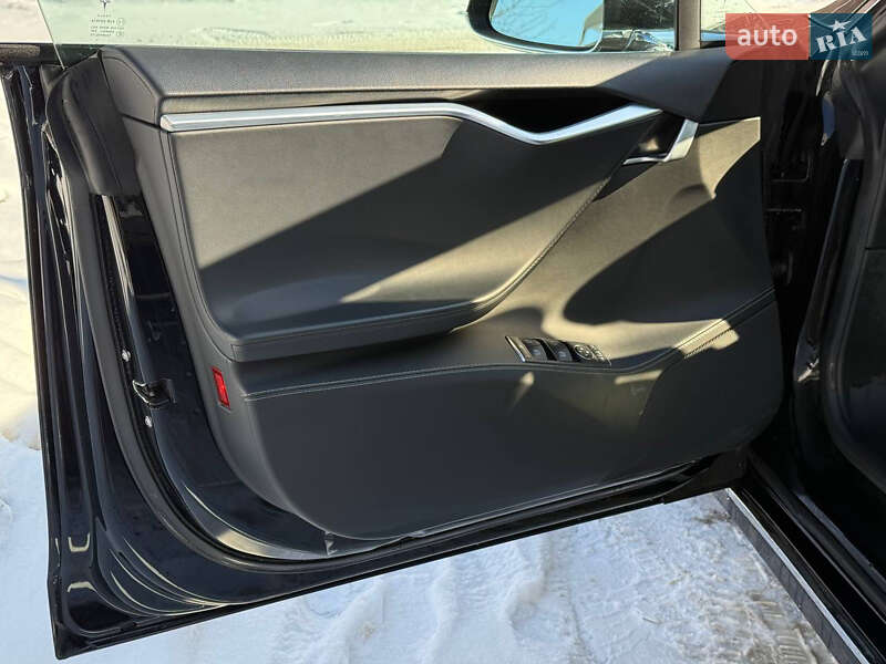 Лифтбек Tesla Model S 2015 в Львове