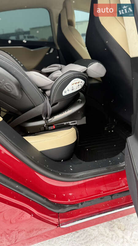 Ліфтбек Tesla Model S 2017 в Чернівцях