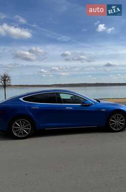 Лифтбек Tesla Model S 2015 в Буске