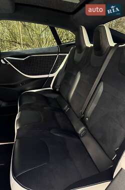 Лифтбек Tesla Model S 2015 в Буске