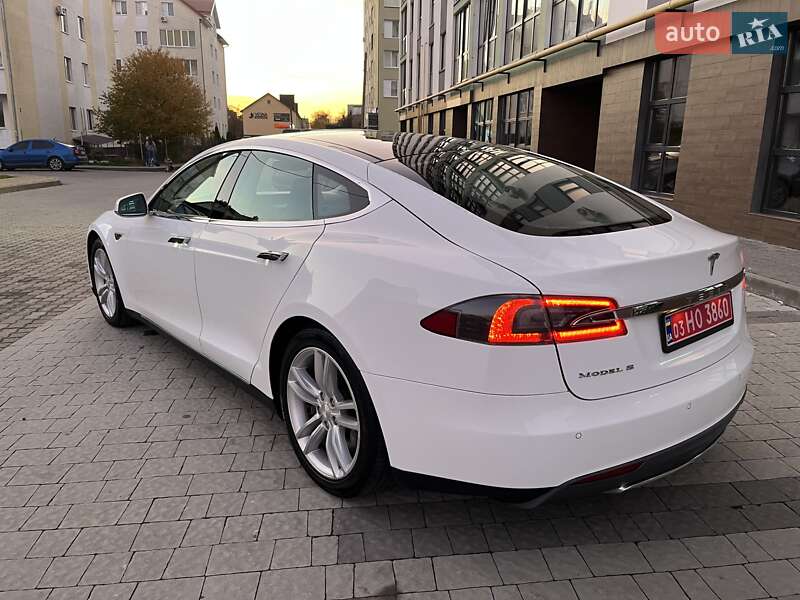 Tesla Model S 2014