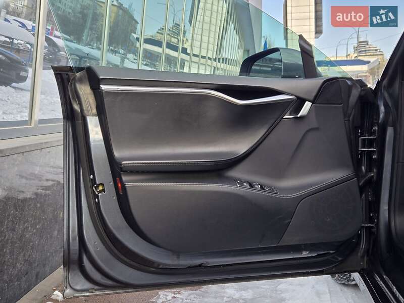 Лифтбек Tesla Model S 2016 в Киеве фото 19 Лифтбек Tesla Model S 2016 в Киеве