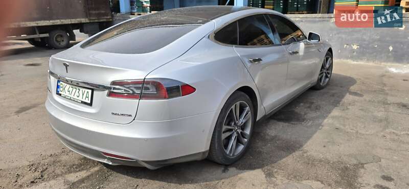 Ліфтбек Tesla Model S 2015 в Рівному фото 28 Ліфтбек Tesla Model S 2015 в Рівному
