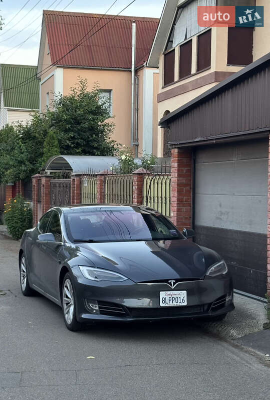 Лифтбек Tesla Model S 2017 в Киеве