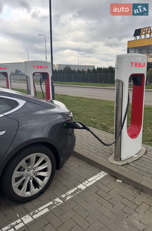 Лифтбек Tesla Model S 2017 в Киеве