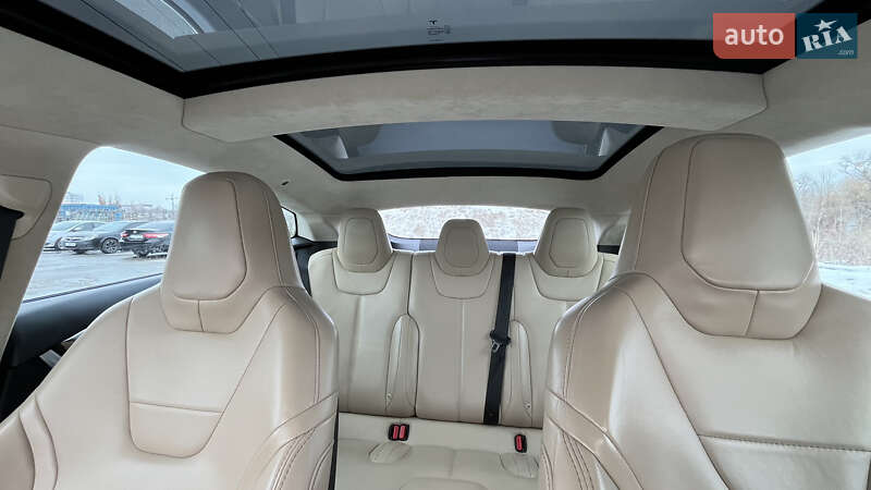 Ліфтбек Tesla Model S 2016 в Бучі