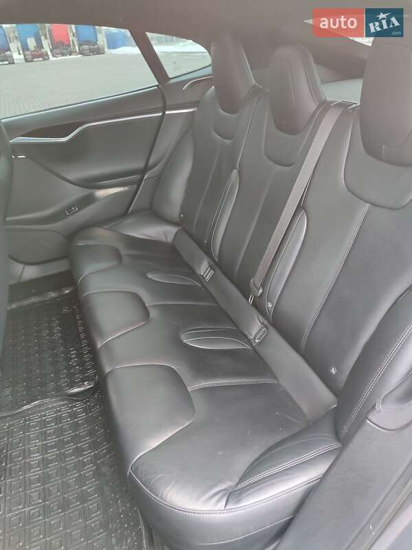 Ліфтбек Tesla Model S 2016 в Сарнах