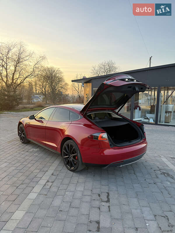 Ліфтбек Tesla Model S 2014 в Львові