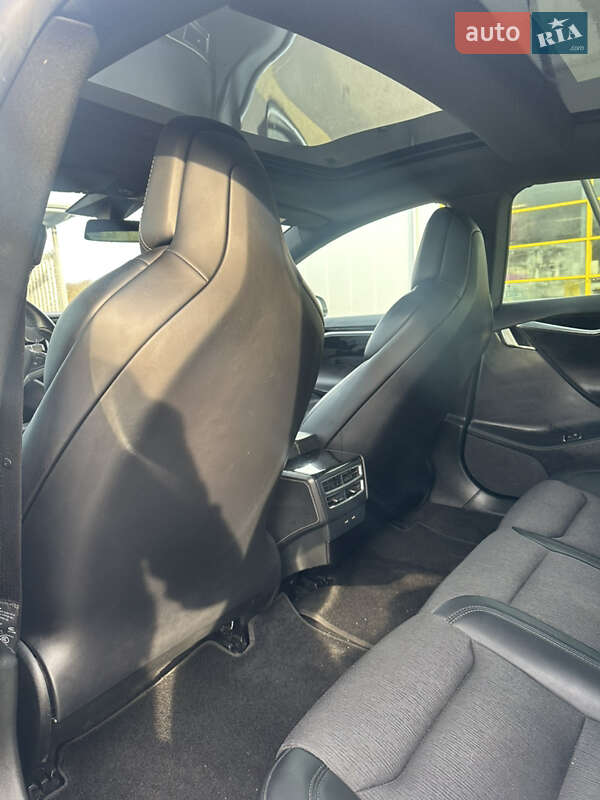 Лифтбек Tesla Model S 2018 в Львове