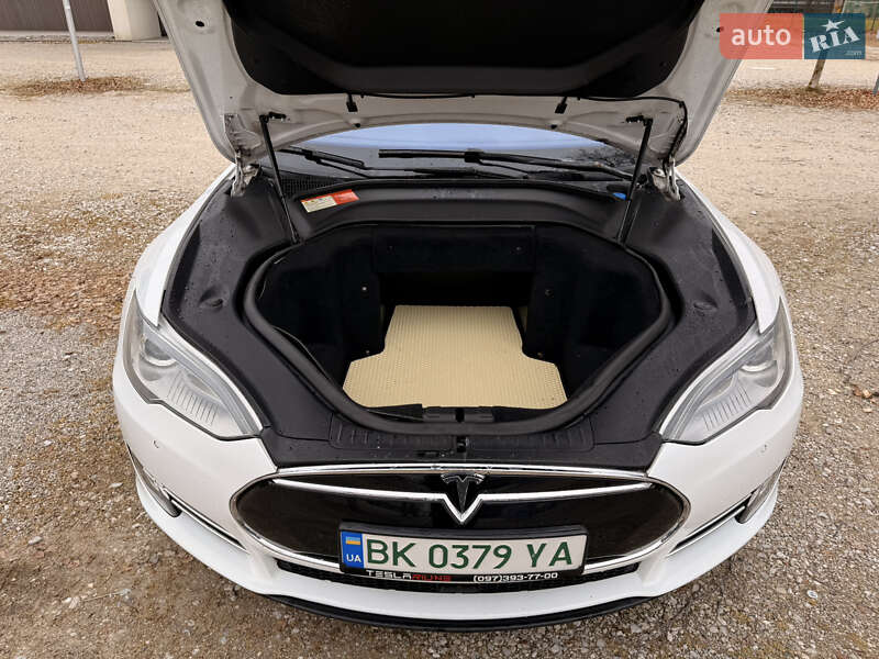 Ліфтбек Tesla Model S 2015 в Миколаєві