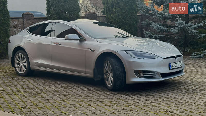 Лифтбек Tesla Model S 2017 в Хусте