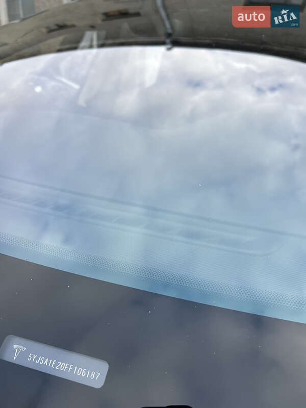 Лифтбек Tesla Model S 2015 в Черновцах