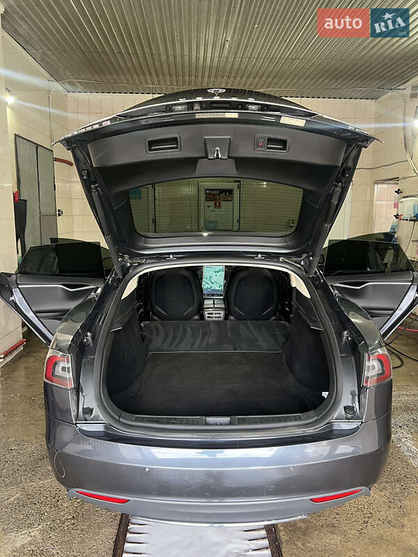 Лифтбек Tesla Model S 2015 в Черновцах