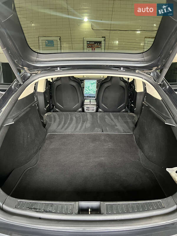 Лифтбек Tesla Model S 2015 в Черновцах