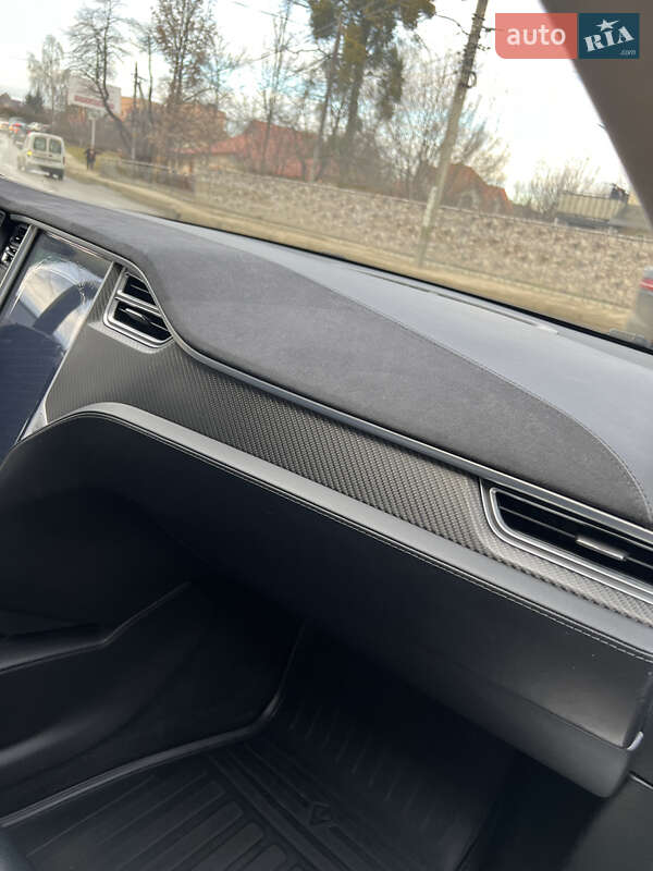 Лифтбек Tesla Model S 2015 в Черновцах
