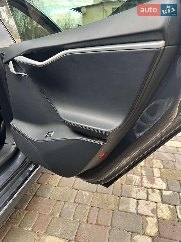 Лифтбек Tesla Model S 2015 в Черновцах