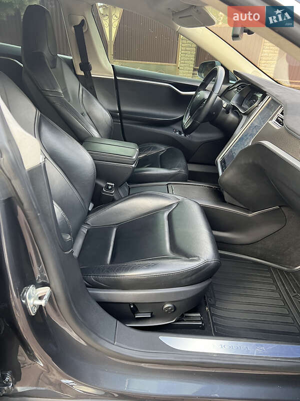 Лифтбек Tesla Model S 2015 в Черновцах