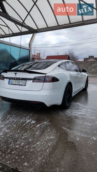 Лифтбек Tesla Model S 2016 в Киеве
