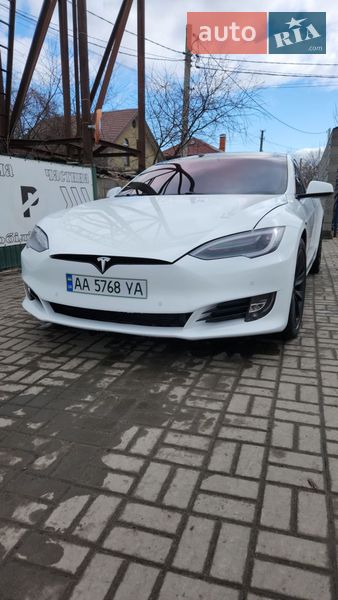 Лифтбек Tesla Model S 2016 в Киеве
