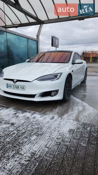 Лифтбек Tesla Model S 2016 в Киеве
