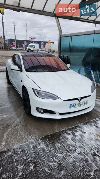 Лифтбек Tesla Model S 2016 в Киеве